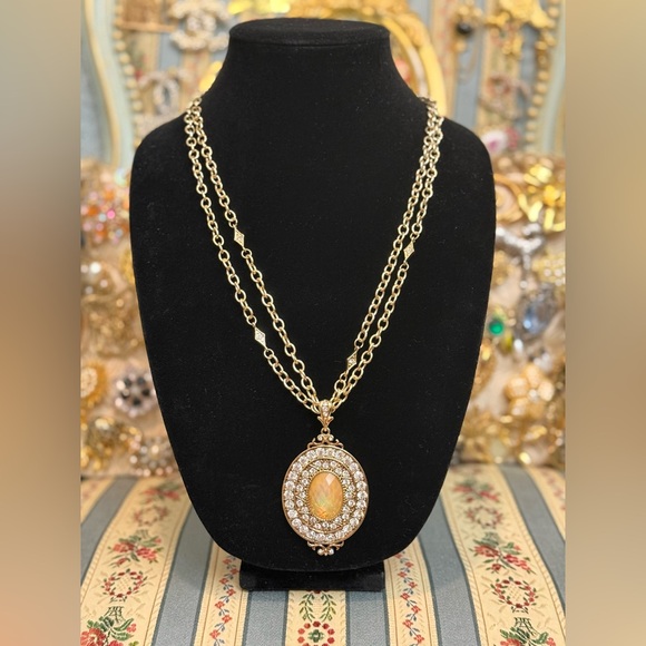 Elegant Gold and Pearl Floral Necklace Set - Picture 6 of 13